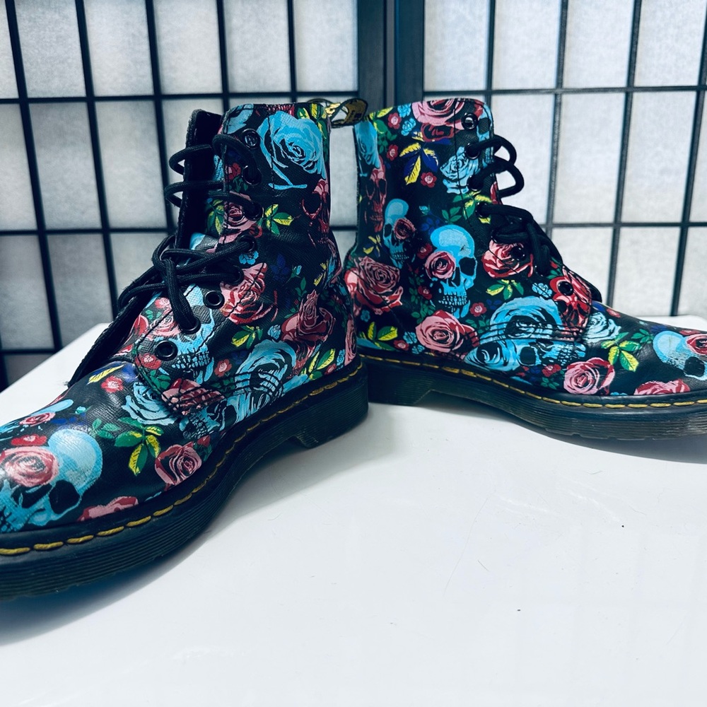Doc Martens Vintage Skulls & Roses 1460 Pascal 8-eye Boots 💀🌹 - Picture 6 of 11